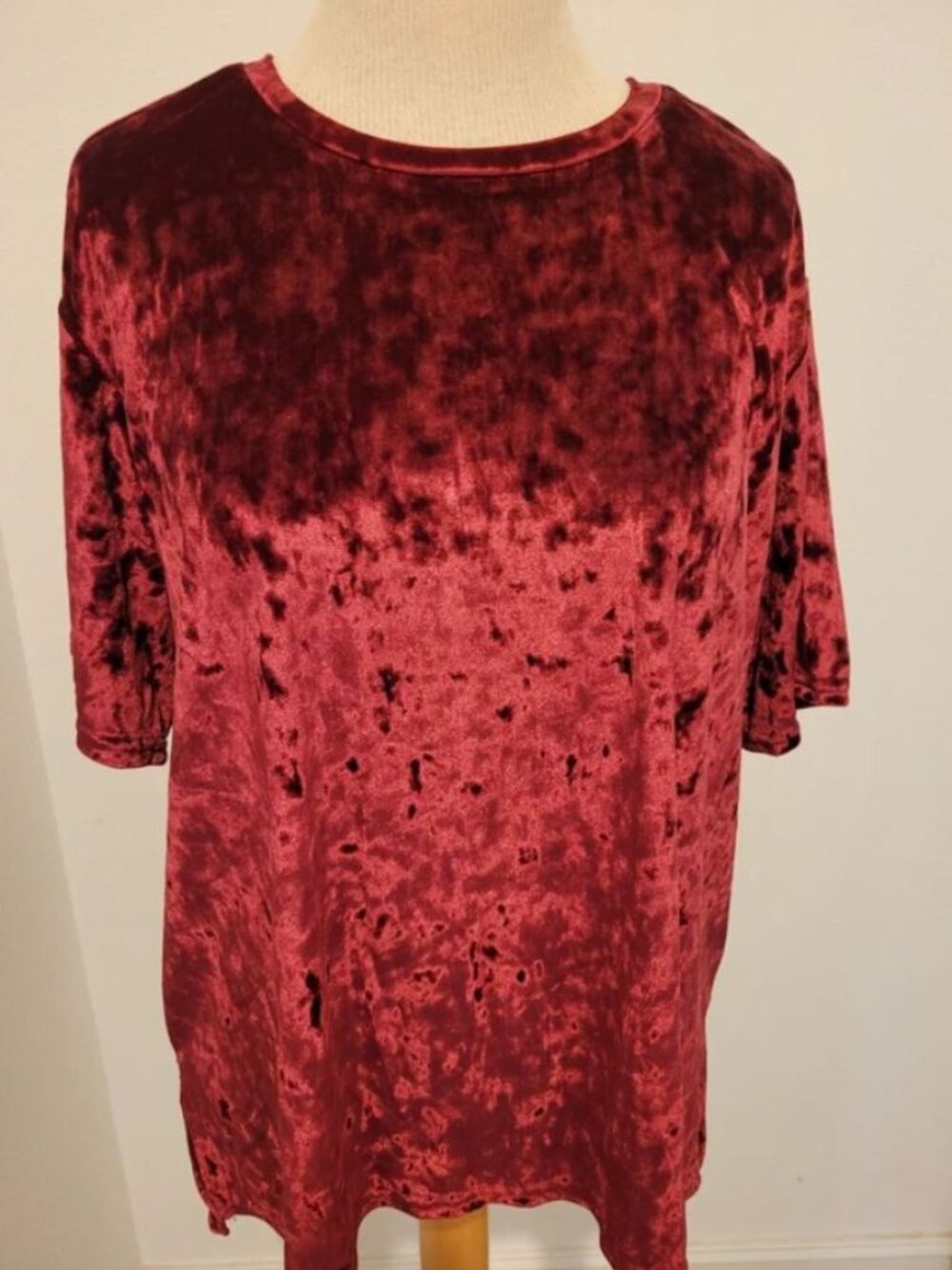 Kensie deep red crushed velvet short sleeve top.  Size XL.